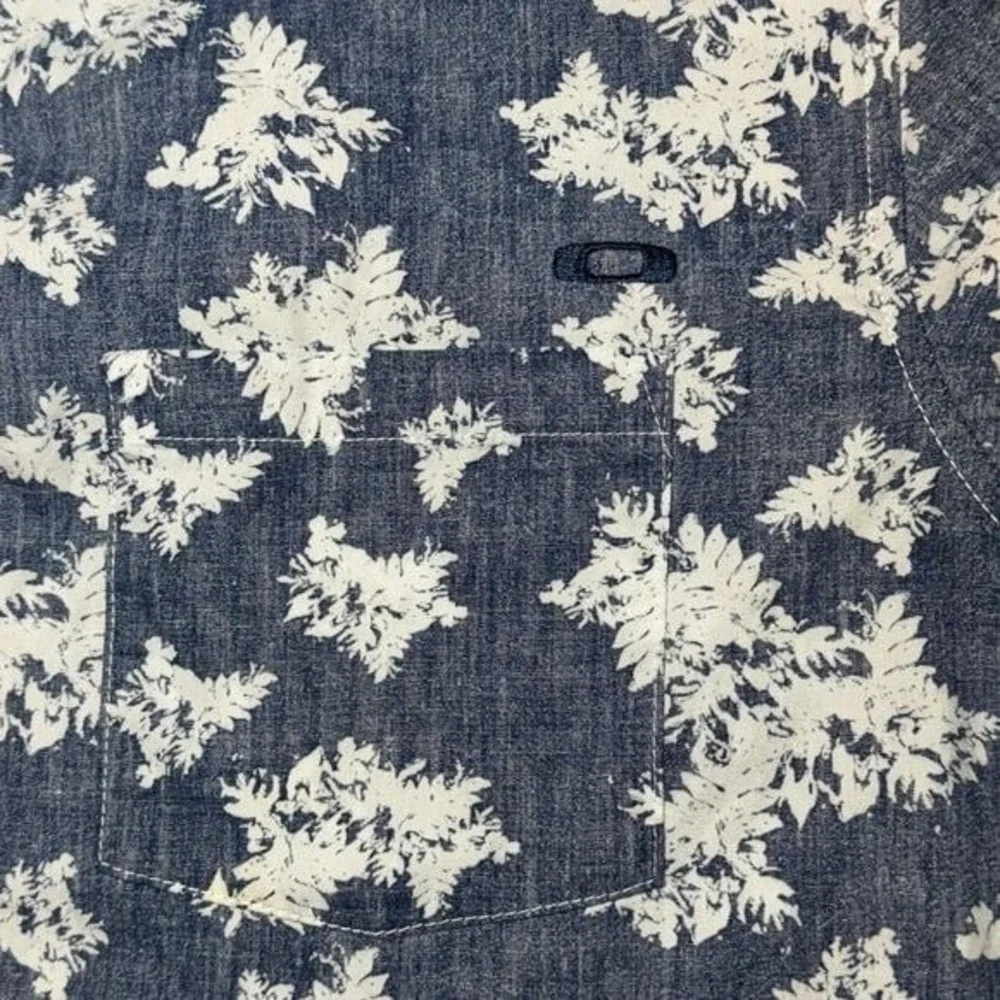 Oakley Blue and‎ White Floral Button Down Shirt - Picture 5 of 5